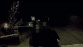 丈夫与朋友分享神奇女侠服装/万圣节派对的妻子