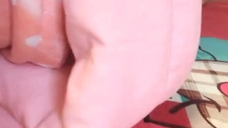 美女新人刚下海！身材不错双人操逼！多毛骚逼炮友揉搓，扶着屌捅入抽插，翘起大白美臀