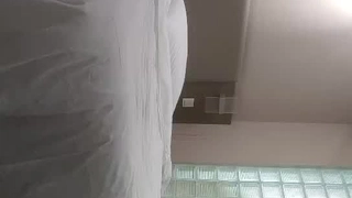 两个黑人青少年与学生分享一个跨种族三人行