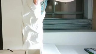 专门在洗浴中心搞事情的宅男女神兔姐挺着一对大奶子休息大厅勾搭两个男人开房淫乱直播对白精彩
