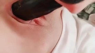 大学生在浴室里勾引她的室友